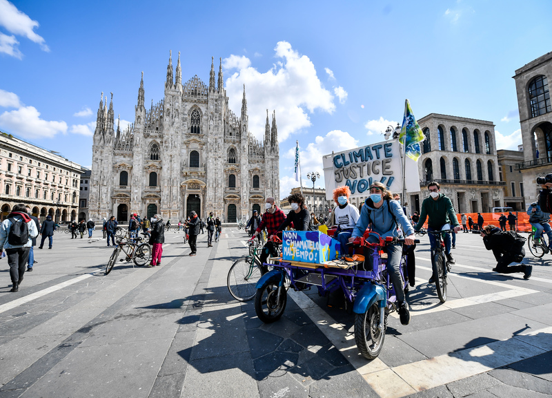 Fridays For Future, blitz al Pirellone: bici attaccate alla cancellata Fridays For Future, blitz al Pirellone: bici attaccate alla cancellata
