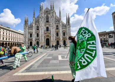 Fridays For Future, blitz al Pirellone: bici attaccate alla cancellata