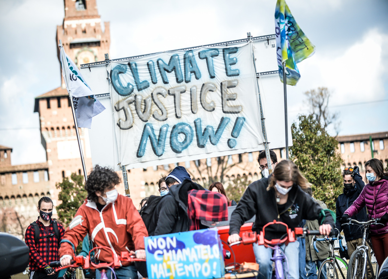 Fridays For Future, blitz al Pirellone: bici attaccate alla cancellata Fridays For Future, blitz al Pirellone: bici attaccate alla cancellata
