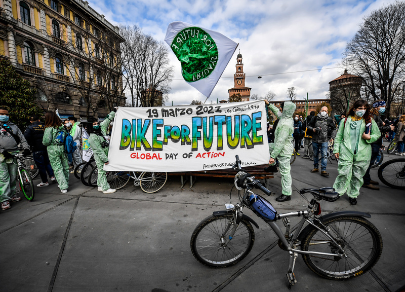 Fridays For Future, blitz al Pirellone: bici attaccate alla cancellata Fridays For Future, blitz al Pirellone: bici attaccate alla cancellata