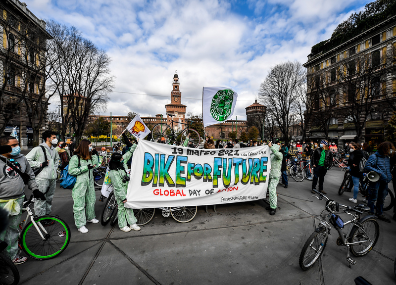 Fridays For Future, blitz al Pirellone: bici attaccate alla cancellata Fridays For Future, blitz al Pirellone: bici attaccate alla cancellata