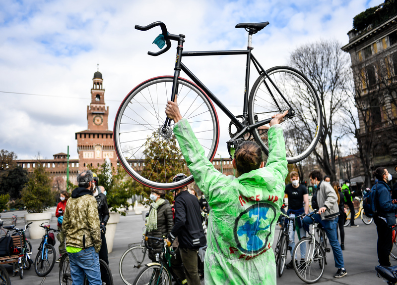 Fridays For Future, blitz al Pirellone: bici attaccate alla cancellata Fridays For Future, blitz al Pirellone: bici attaccate alla cancellata