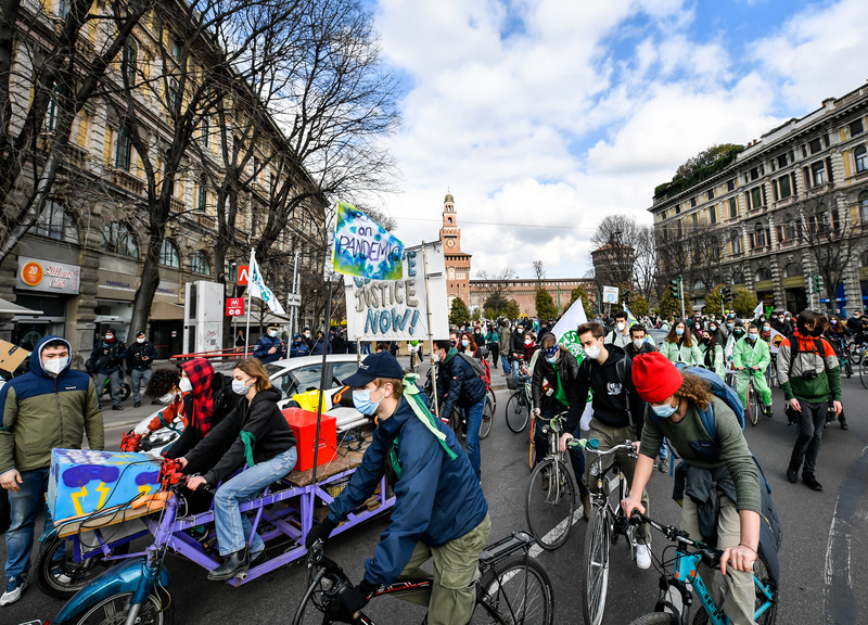 Fridays For Future, blitz al Pirellone: bici attaccate alla cancellata Fridays For Future, blitz al Pirellone: bici attaccate alla cancellata