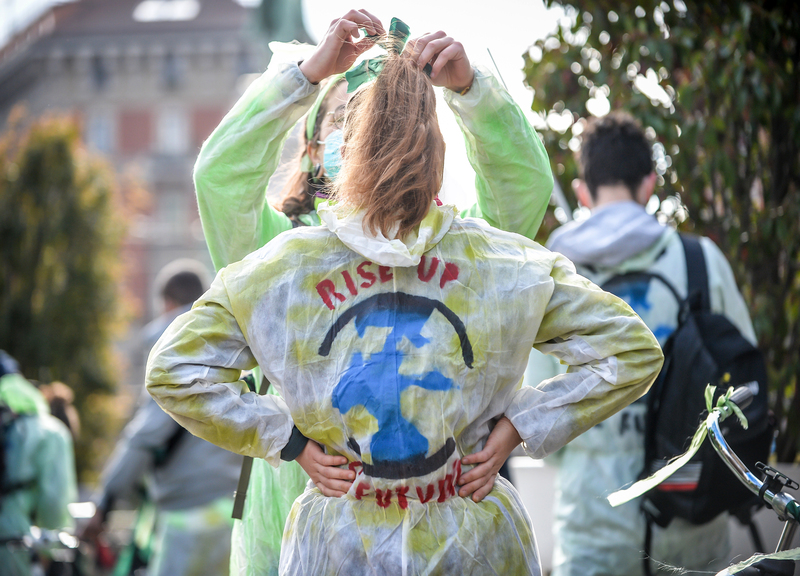 Fridays For Future, blitz al Pirellone: bici attaccate alla cancellata Fridays For Future, blitz al Pirellone: bici attaccate alla cancellata