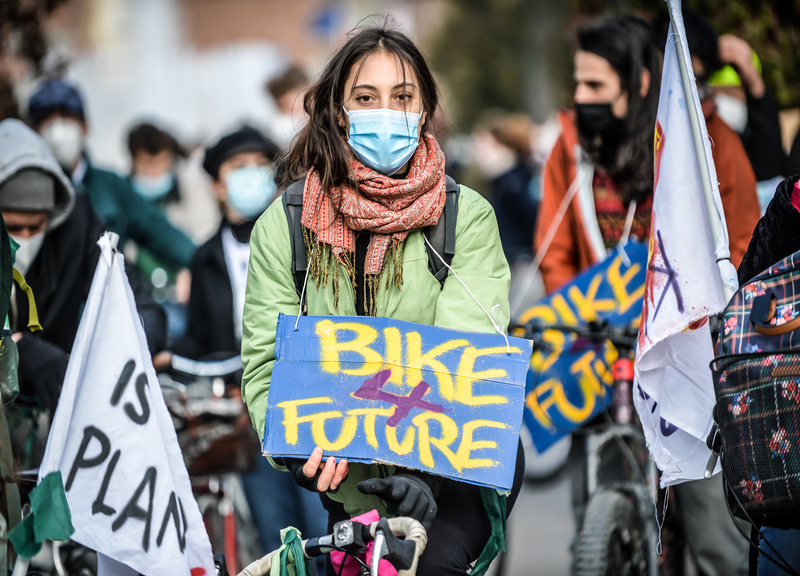 Fridays For Future, blitz al Pirellone: bici attaccate alla cancellata Fridays For Future, blitz al Pirellone: bici attaccate alla cancellata