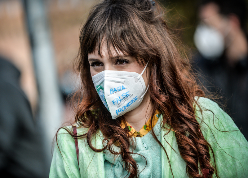Fridays For Future, blitz al Pirellone: bici attaccate alla cancellata Fridays For Future, blitz al Pirellone: bici attaccate alla cancellata