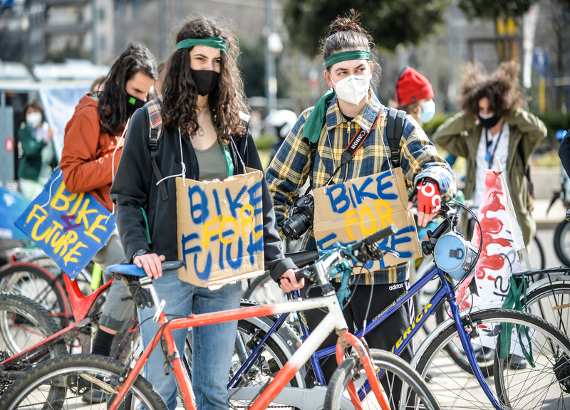 Fridays For Future, blitz al Pirellone: bici attaccate alla cancellata Fridays For Future, blitz al Pirellone: bici attaccate alla cancellata