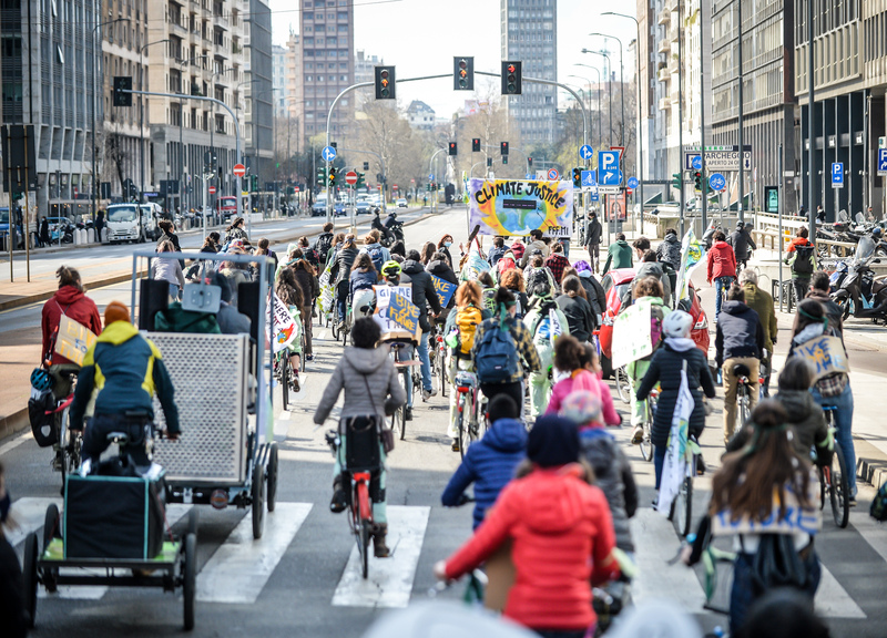 Fridays For Future, blitz al Pirellone: bici attaccate alla cancellata Fridays For Future, blitz al Pirellone: bici attaccate alla cancellata
