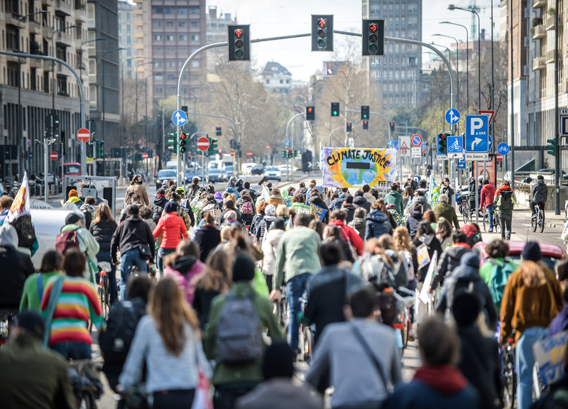 Fridays For Future, blitz al Pirellone: bici attaccate alla cancellata Fridays For Future, blitz al Pirellone: bici attaccate alla cancellata