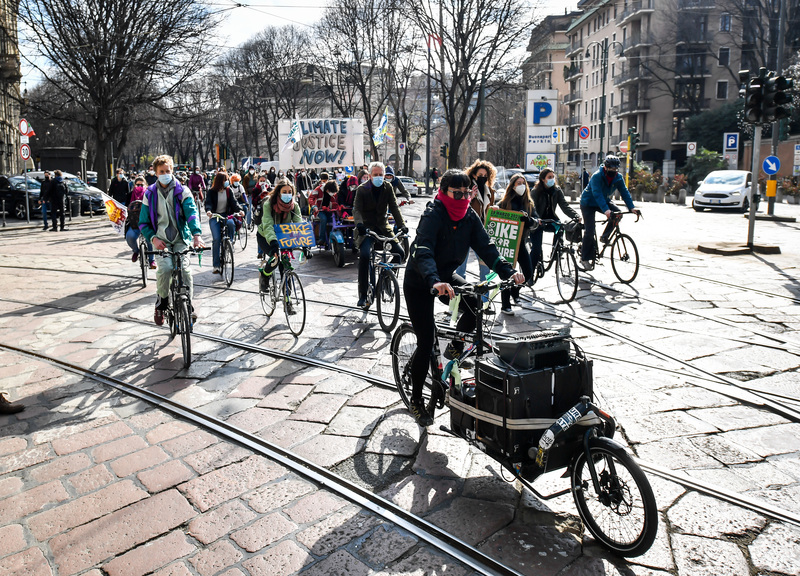 Fridays For Future, blitz al Pirellone: bici attaccate alla cancellata Fridays For Future, blitz al Pirellone: bici attaccate alla cancellata