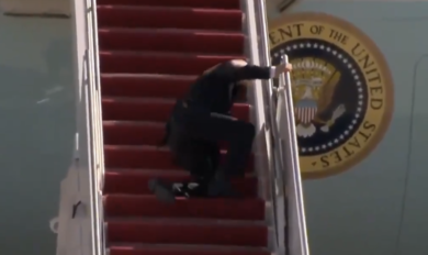 Usa, Biden scivola tre volte sulle scale dell’Air Force One. VIDEO