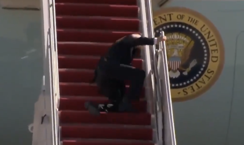 Usa, Biden scivola tre volte sulle scale dell’Air Force One. VIDEO Usa, Biden scivola tre volte sulle scale dell’Air Force One. VIDEO