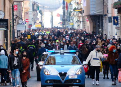 Festa con alcool e droga: arriva la polizia, fuggono gettandosi dalla finestra