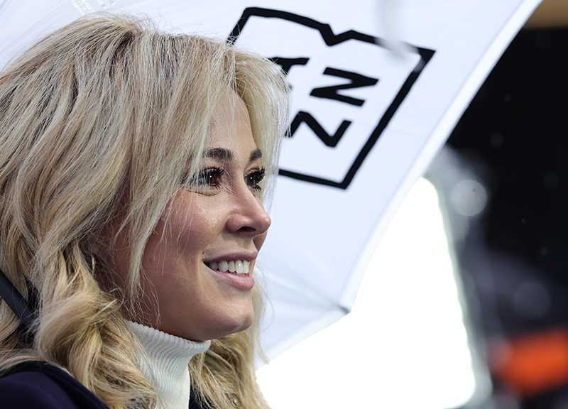 Diletta Leotta prende il (primo) sole: la foto infiamma i fans. E sulle nozze con Can Yaman…