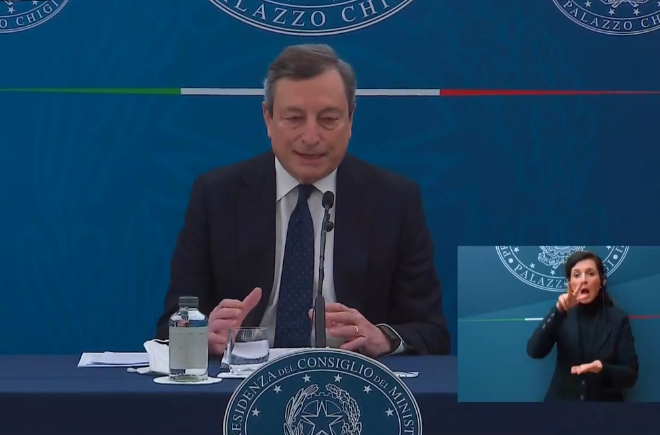Draghi vince prova conferenza stampa, ma più cura a cerimoniale e domande Draghi vince prova conferenza stampa, ma più cura a cerimoniale e domande
