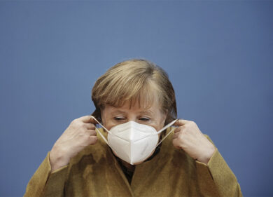 Germania, i tedeschi stufi del lockdown. Ma la Merkel insiste e crolla