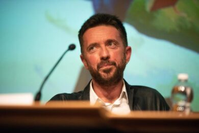 AstraZeneca, Scanzi vaccinato “come panchinaro e gli imbecilli fanno polemica”