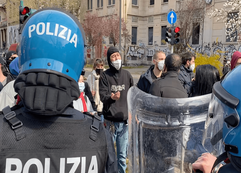 Milano, tensione tra Lega e militanti di Macao. FOTO Milano, tensione tra Lega e militanti di Macao. FOTO