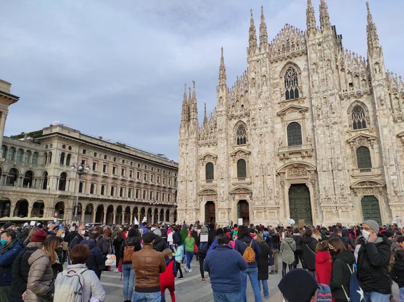 “La scuola si fa in presenza”: manifestazione in piazza Duomo “La scuola si fa in presenza”: manifestazione in piazza Duomo