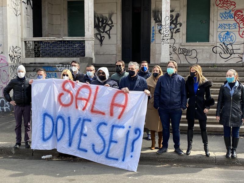 Milano, tensione tra Lega e militanti di Macao. FOTO Milano, tensione tra Lega e militanti di Macao. FOTO