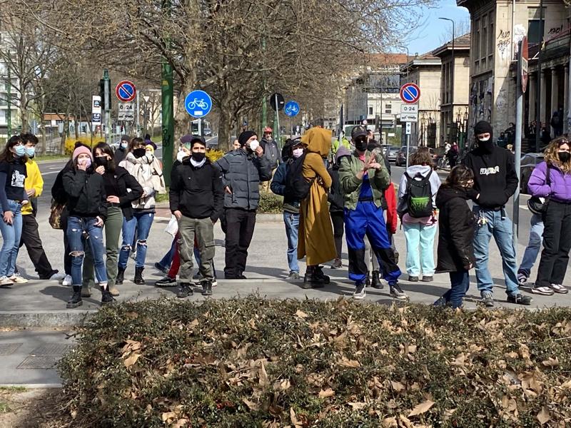 Milano, tensione tra Lega e militanti di Macao. FOTO Milano, tensione tra Lega e militanti di Macao. FOTO