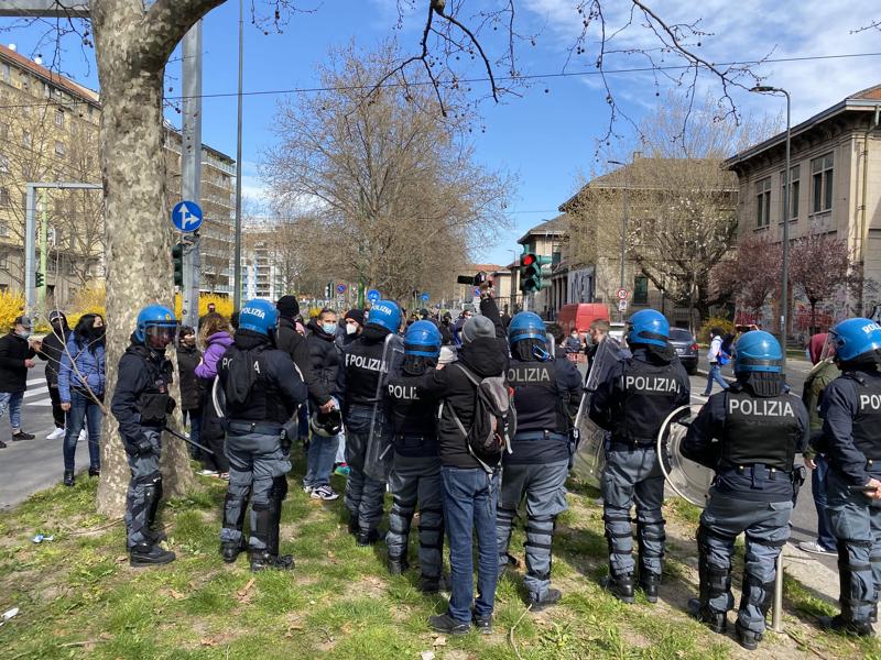 Milano, tensione tra Lega e militanti di Macao. FOTO Milano, tensione tra Lega e militanti di Macao. FOTO
