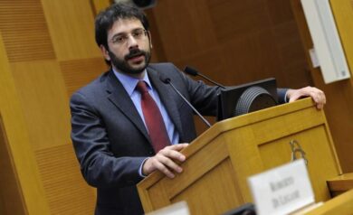 M5s, dopo la Trenta tocca a Tofalo. Casa abusiva, l’aeronautica lo sfratta