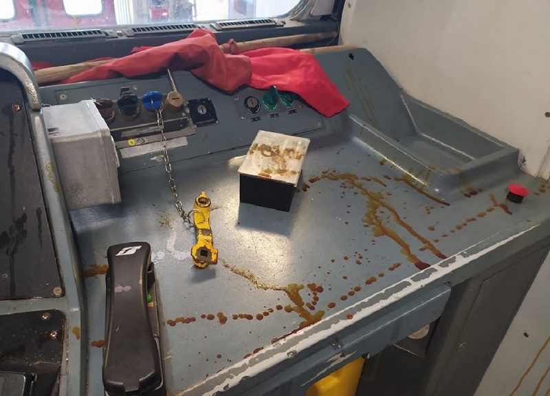 Vandalizzati tre convogli Trenord alla stazione di Como Lago. FOTO Vandalizzati tre convogli Trenord alla stazione di Como Lago. FOTO