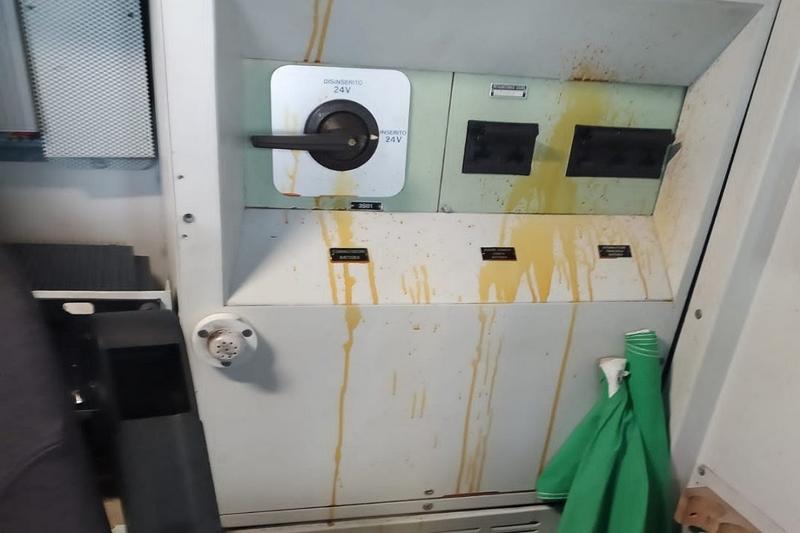 Vandalizzati tre convogli Trenord alla stazione di Como Lago. FOTO Vandalizzati tre convogli Trenord alla stazione di Como Lago. FOTO