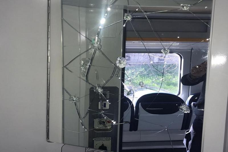Vandalizzati tre convogli Trenord alla stazione di Como Lago. FOTO Vandalizzati tre convogli Trenord alla stazione di Como Lago. FOTO