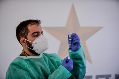 Lombardia: entro 11 aprile vaccinati tutti over 80, zona rossa fino a Pasqua