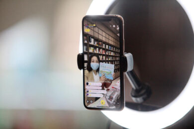 Booktoker, giovani influencer di libri su TikTok che fanno vendere gli editori