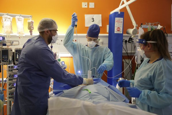Covid, in Lombardia 5.046 nuovi casi, decessi +100, tasso di positività 8,4% Covid, in Lombardia 5.046 nuovi casi, decessi +100, tasso di positività 8,4%
