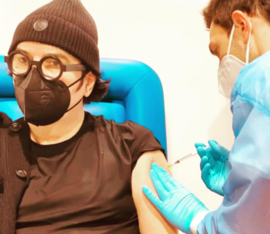 Renato Zero si vaccina e posta su facebook: “Viva la vita”