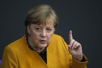 “Ho sbagliato io”: la lezione di Frau Merkel ai permalosi politici italiani