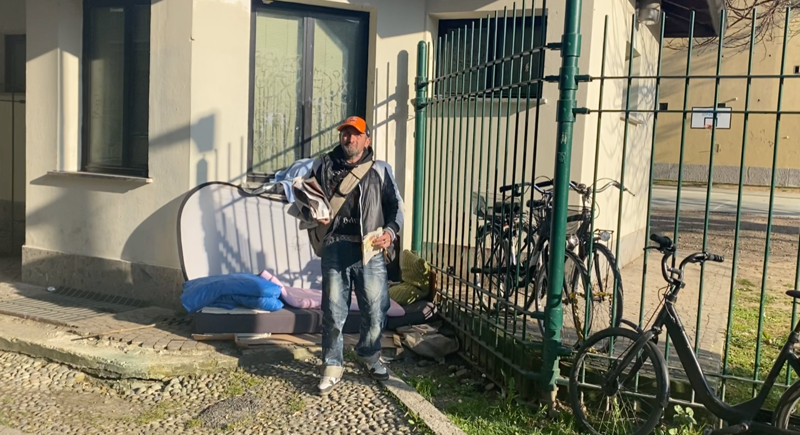 Incendio vicino al museo Diocesano, viaggio tra i clochard di Ticinese. VIDEO Incendio vicino al museo Diocesano, viaggio tra i clochard di Ticinese. VIDEO