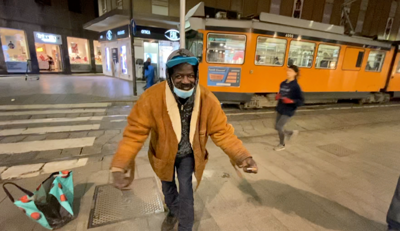 Incendio vicino al museo Diocesano, viaggio tra i clochard di Ticinese. VIDEO Incendio vicino al museo Diocesano, viaggio tra i clochard di Ticinese. VIDEO