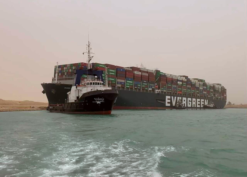 Suez, il blocco della Ever Green costa 10000 milioni di dollari a settimana Suez, il blocco della Ever Green costa 10000 milioni di dollari a settimana