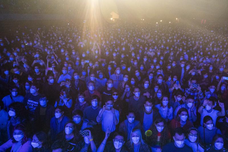 Covid, concerto live a Barcellona: in 5mila con mascherine e test, 6 positivi