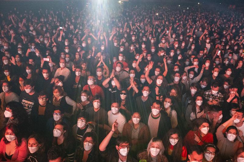 Covid, concerto live a Barcellona: in 5mila con mascherine e test, 6 positivi