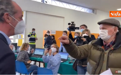 Zaia lo rimprovera, l’anziano lo corregge. Gag tra governatore-over 80. VIDEO