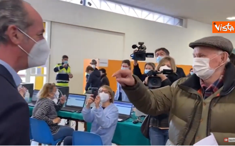 Zaia lo rimprovera, l’anziano lo corregge. Gag tra governatore-over 80. VIDEO Zaia lo rimprovera, l’anziano lo corregge. Gag tra governatore-over 80. VIDEO