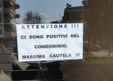 “Attenzione, positivi nel condominio”: polemiche per la ‘caccia all’untore’