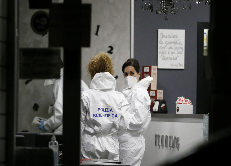 Delitto a Centocelle, avrebbe ucciso nel bar il suo commercialista. E’ giallo Delitto a Centocelle, avrebbe ucciso nel bar il suo commercialista. E’ giallo