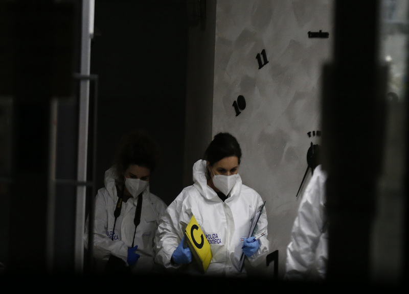 Delitto a Centocelle, avrebbe ucciso nel bar il suo commercialista. E’ giallo Delitto a Centocelle, avrebbe ucciso nel bar il suo commercialista. E’ giallo