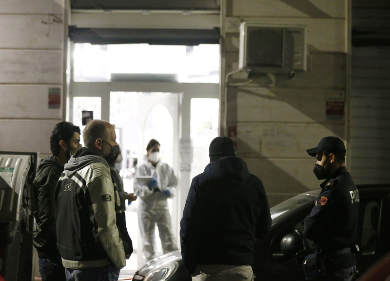 Delitto a Centocelle, avrebbe ucciso nel bar il suo commercialista. E’ giallo