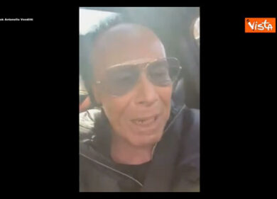 Antonello Venditti si vaccina: “Ho fatto l’AstraZeneca. Vaccino proletario e utile”