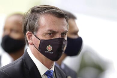 Brasile, Bolsonaro rompe coi militari: rimossi i vertici dell’esercito
