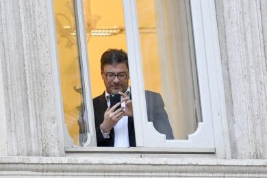 Alitalia, Giorgetti ritorna sovranista.E dimentica i 12,4 mld di aiuti in fumo