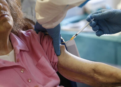 Vaccini, Federazione Alzheimer a Draghi: persone con demenza siano prioritarie